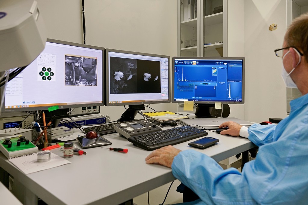 Analýza forenzních vzorků na rastrovacím elektronovém mikroskopu, zdroj CVR